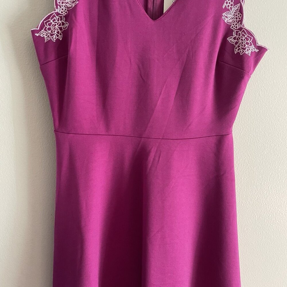 Mi Ami Francescas Womn M Magenta Embroidered Sleeveless Desirae Skater Dress NWT - Picture 4 of 12